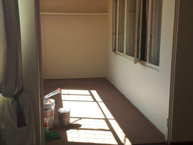 Spacious two bedroom flat for sale in Adamayview. - Photo 9