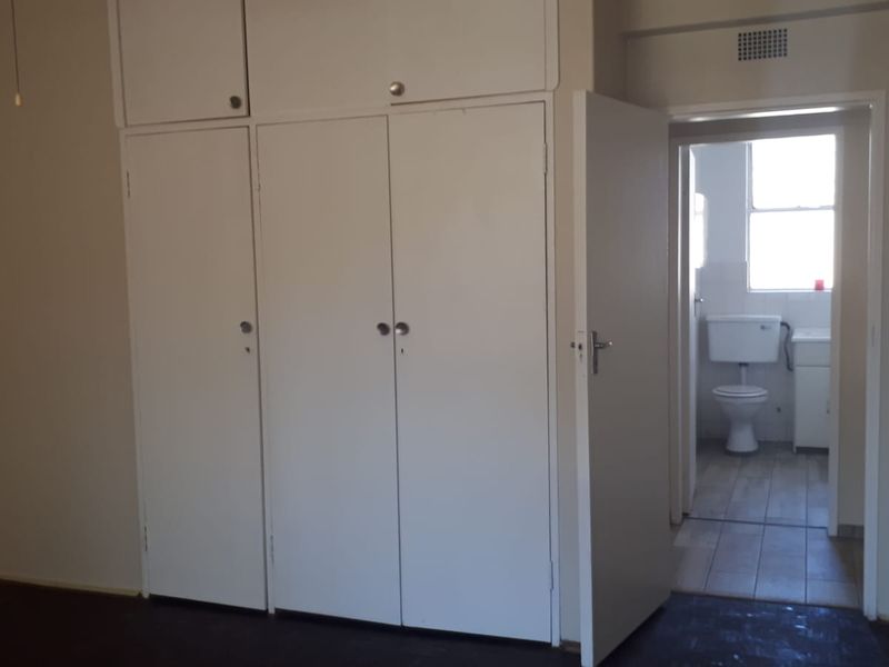 Spacious two bedroom flat for sale in Adamayview. - Photo 8