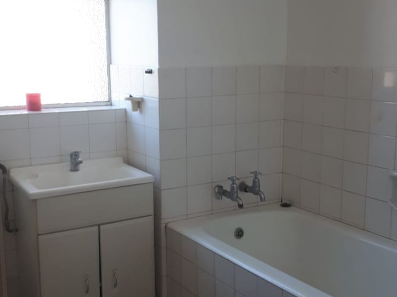 Spacious two bedroom flat for sale in Adamayview. - Photo 7