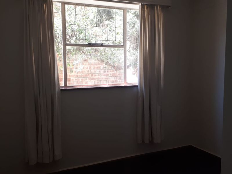 Spacious two bedroom flat for sale in Adamayview. - Photo 6