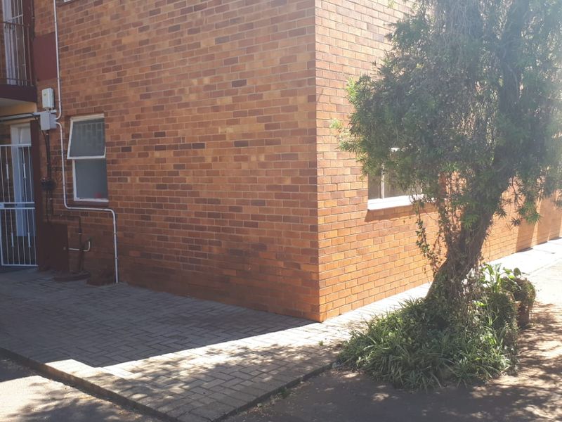 Spacious two bedroom flat for sale in Adamayview. - Photo 2