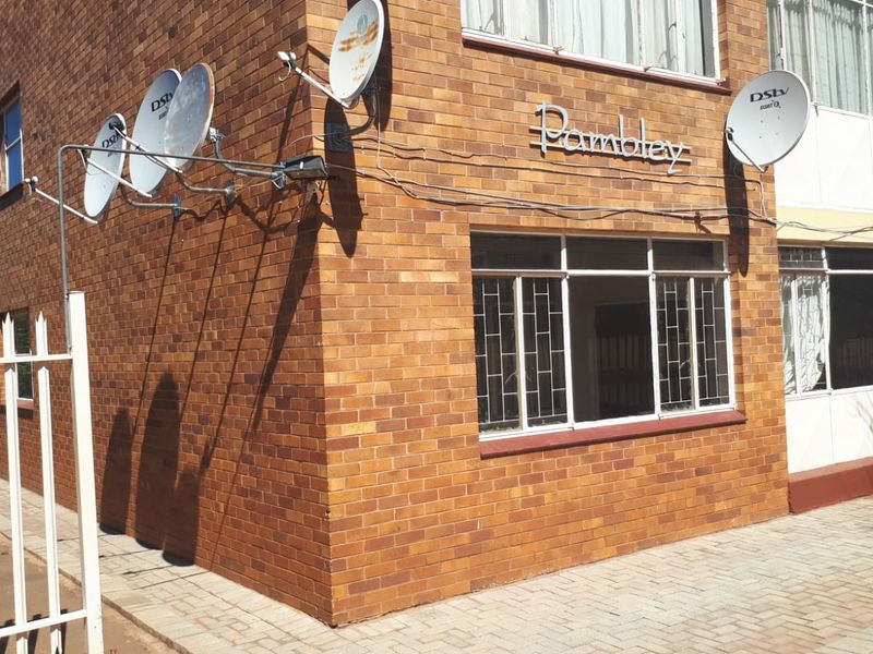 Spacious two bedroom flat for sale in Adamayview. - Photo 1