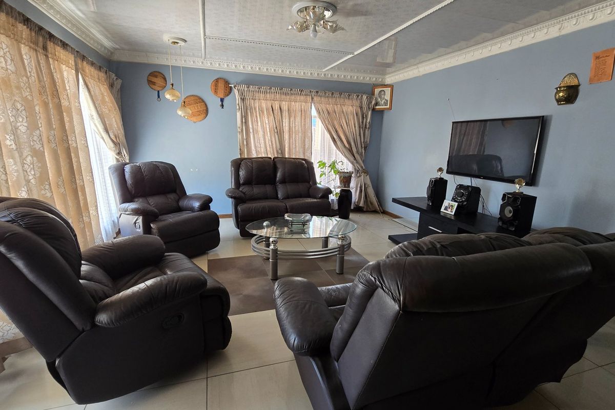 Neat and spacious family home on a large stand. - Photo 2