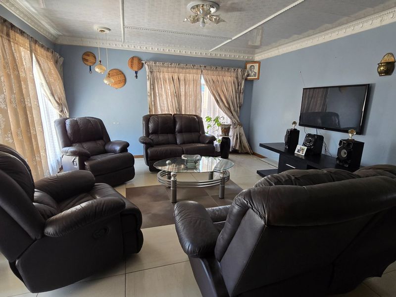 Neat and spacious family home on a large stand. - Photo 2