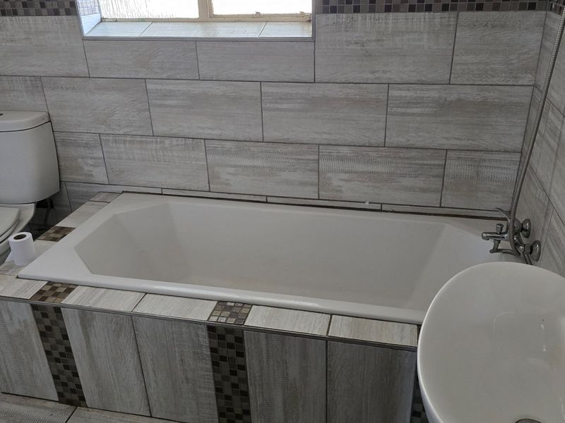 Neat and spacious family home on a large stand. - Photo 9