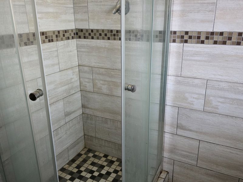 Neat and spacious family home on a large stand. - Photo 10