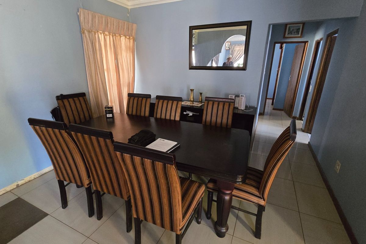 Neat and spacious family home on a large stand. - Photo 3