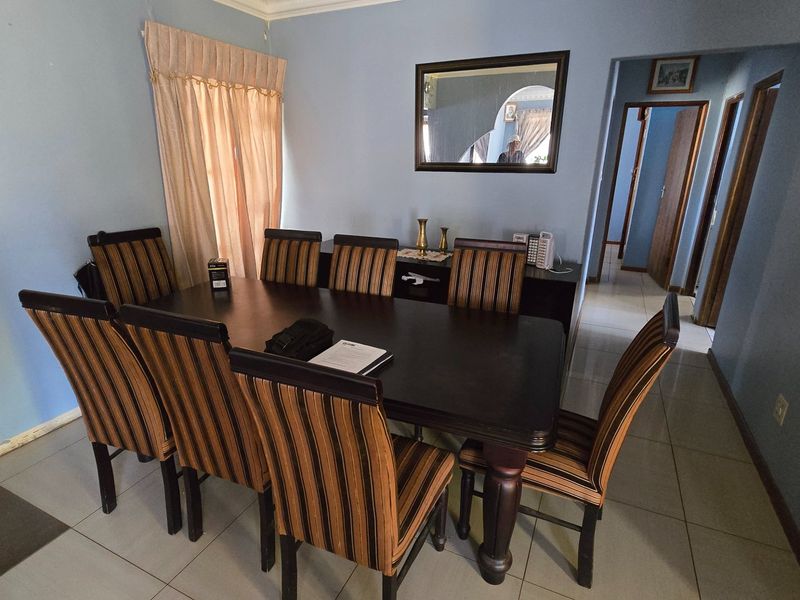 Neat and spacious family home on a large stand. - Photo 3