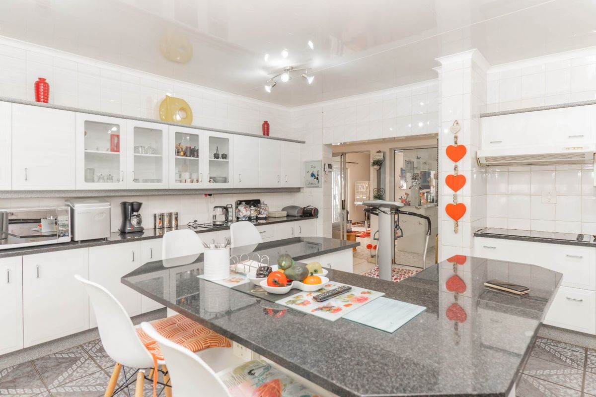 If you need space, this is the property for you - Photo 4