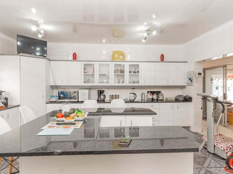 If you need space, this is the property for you - Photo 5