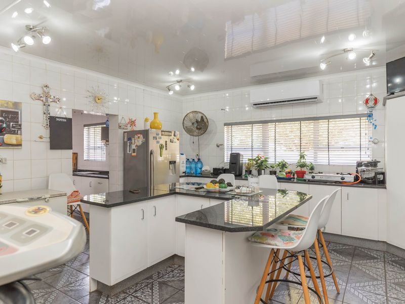 If you need space, this is the property for you - Photo 3