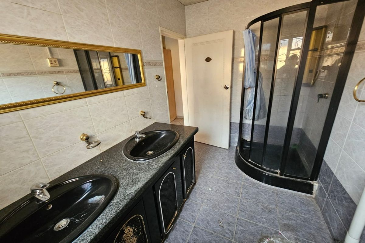 A lovely 3 Bedroom 3 Bathroom house for rent in Laudium - Photo 5