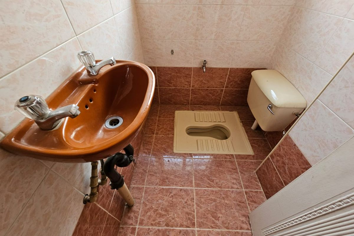 A lovely 3 Bedroom 3 Bathroom house for rent in Laudium - Photo 3