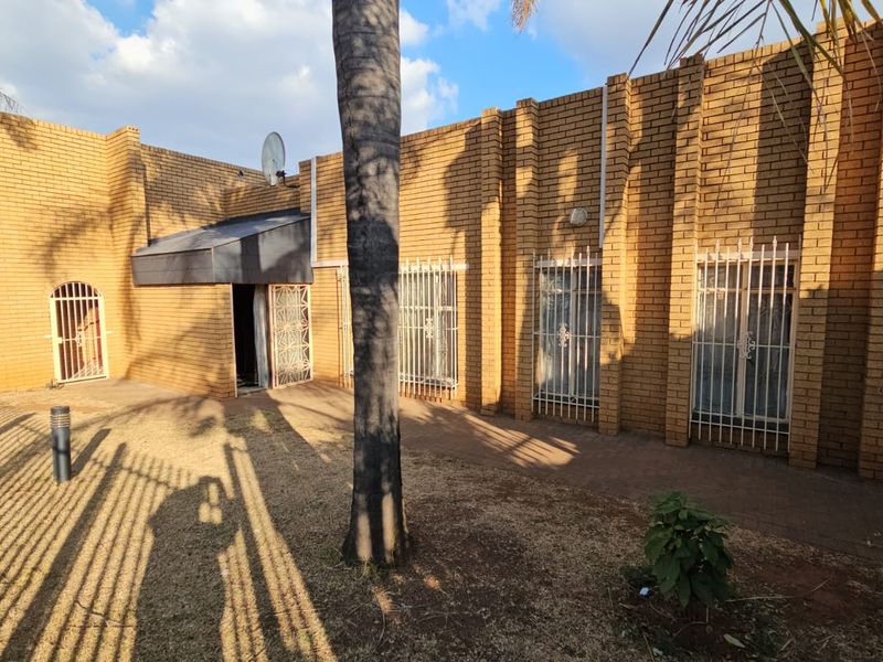 A lovely 3 Bedroom 3 Bathroom house for rent in Laudium - Photo 1