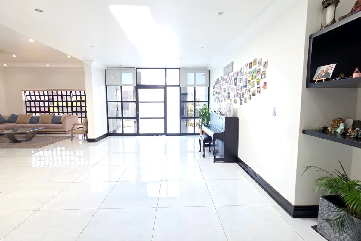 Elegant Mirror-Design Home for Sale in Eldoraigne - Photo 3