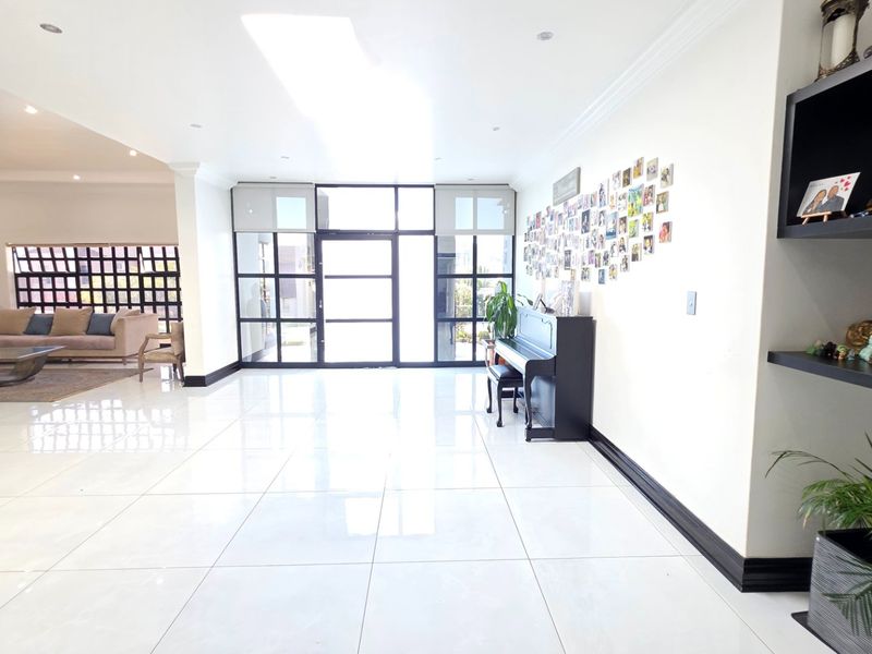 Elegant Mirror-Design Home for Sale in Eldoraigne - Photo 3