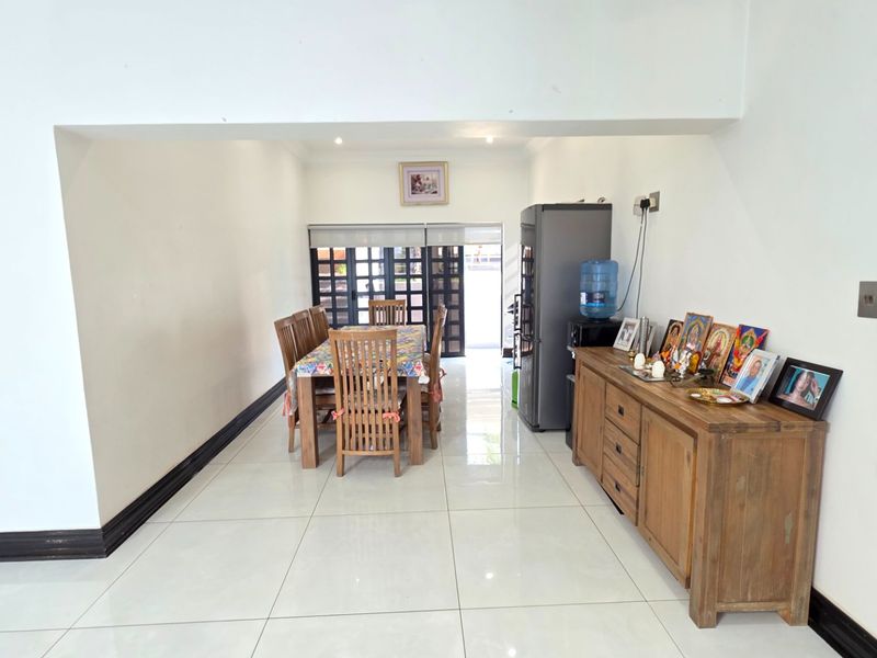 Elegant Mirror-Design Home for Sale in Eldoraigne - Photo 10