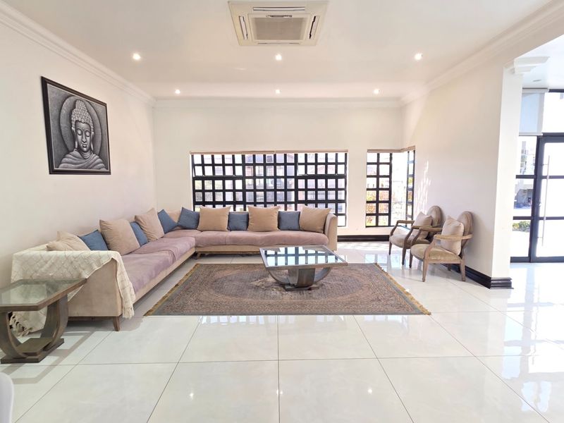 Elegant Mirror-Design Home for Sale in Eldoraigne - Photo 8