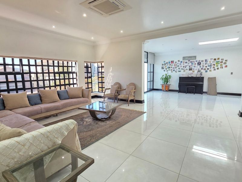 Elegant Mirror-Design Home for Sale in Eldoraigne - Photo 7