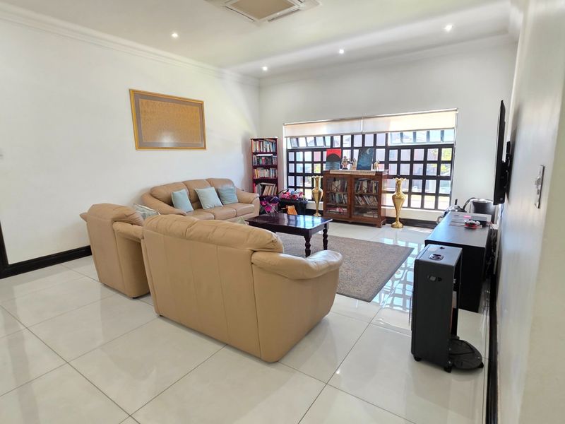 Elegant Mirror-Design Home for Sale in Eldoraigne - Photo 6