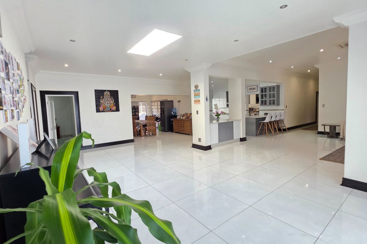 Elegant Mirror-Design Home for Sale in Eldoraigne - Photo 2