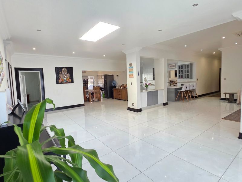 Elegant Mirror-Design Home for Sale in Eldoraigne - Photo 2