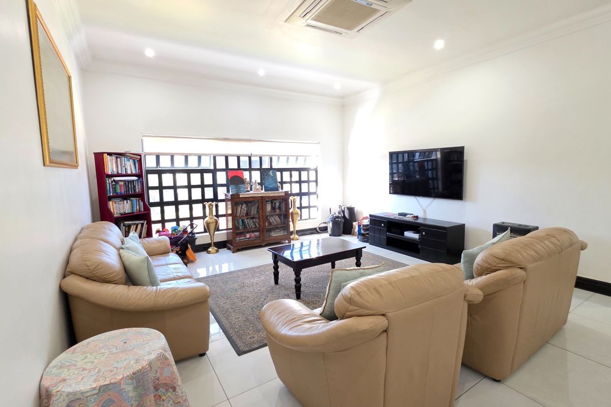 Elegant Mirror-Design Home for Sale in Eldoraigne - Photo 5