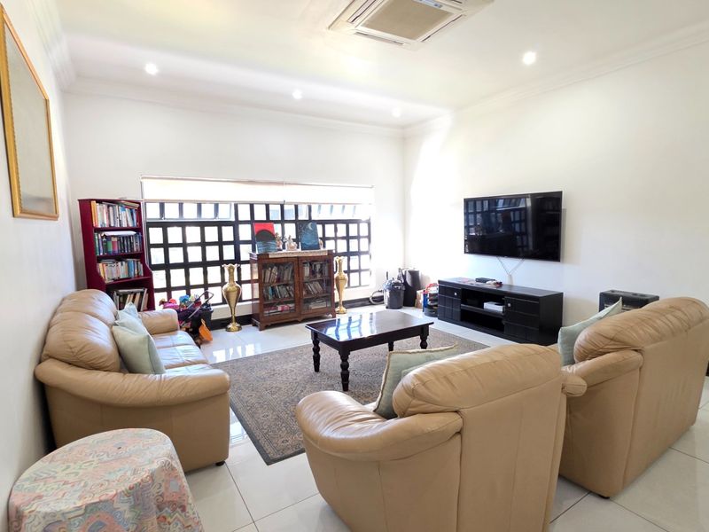 Elegant Mirror-Design Home for Sale in Eldoraigne - Photo 5