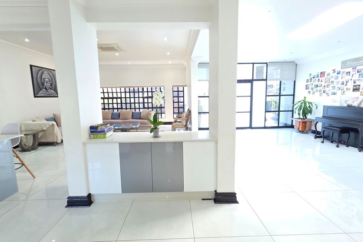 Elegant Mirror-Design Home for Sale in Eldoraigne - Photo 4