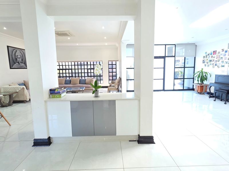 Elegant Mirror-Design Home for Sale in Eldoraigne - Photo 4