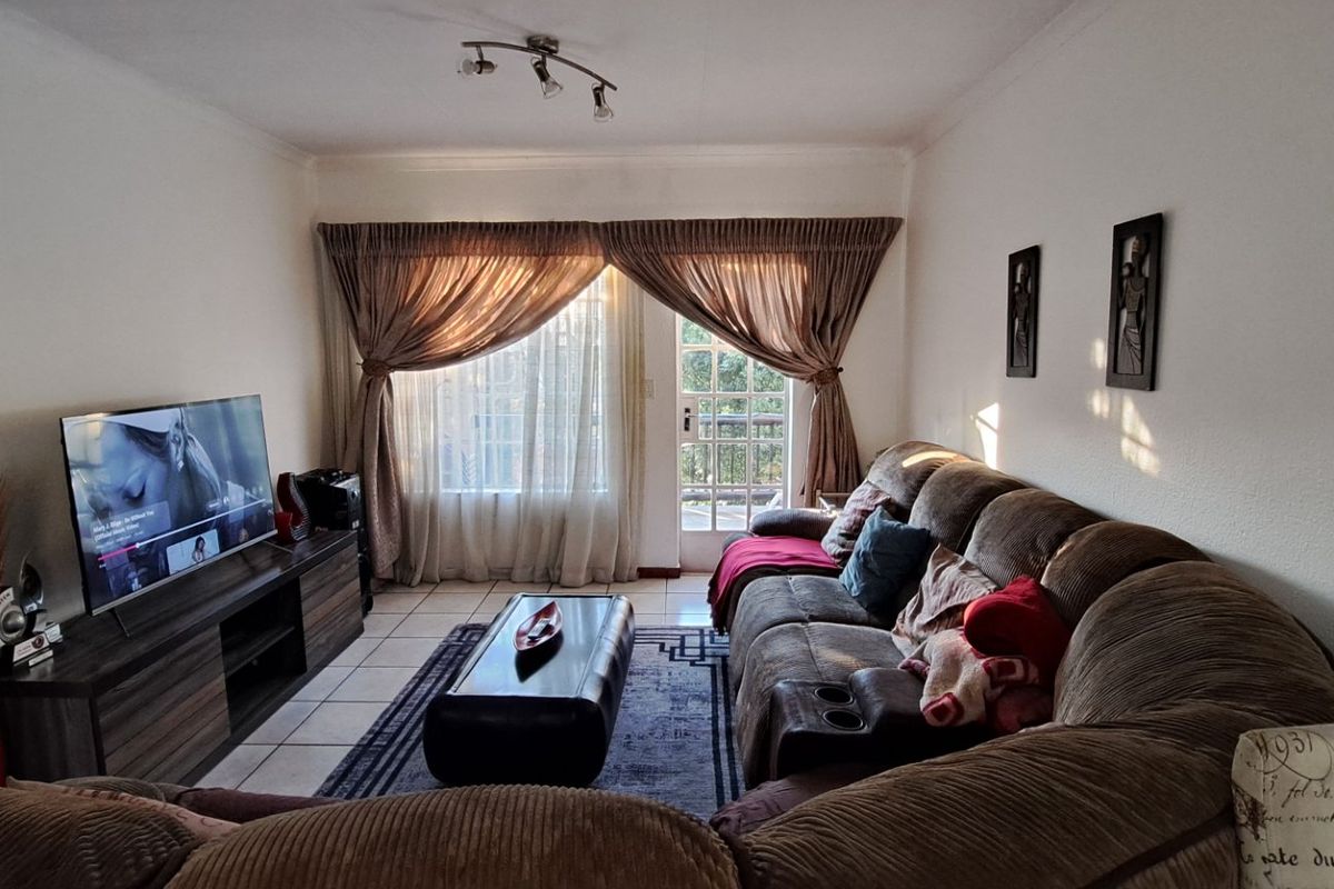 2 Bedroom Townhouse For Sale in Victoria Square - Photo 4