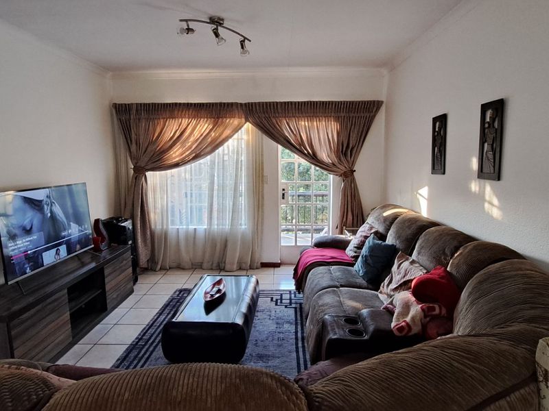 2 Bedroom Townhouse For Sale in Victoria Square - Photo 4