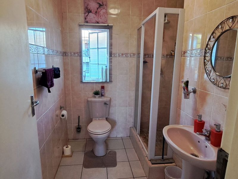 2 Bedroom Townhouse For Sale in Victoria Square - Photo 8