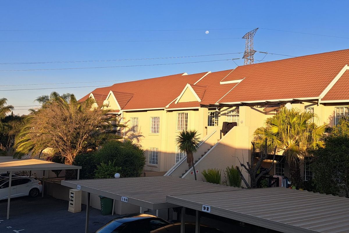 2 Bedroom Townhouse For Sale in Victoria Square - Photo 2