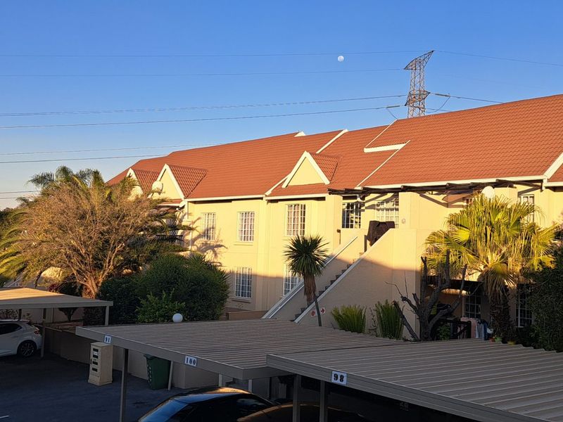 2 Bedroom Townhouse For Sale in Victoria Square - Photo 2