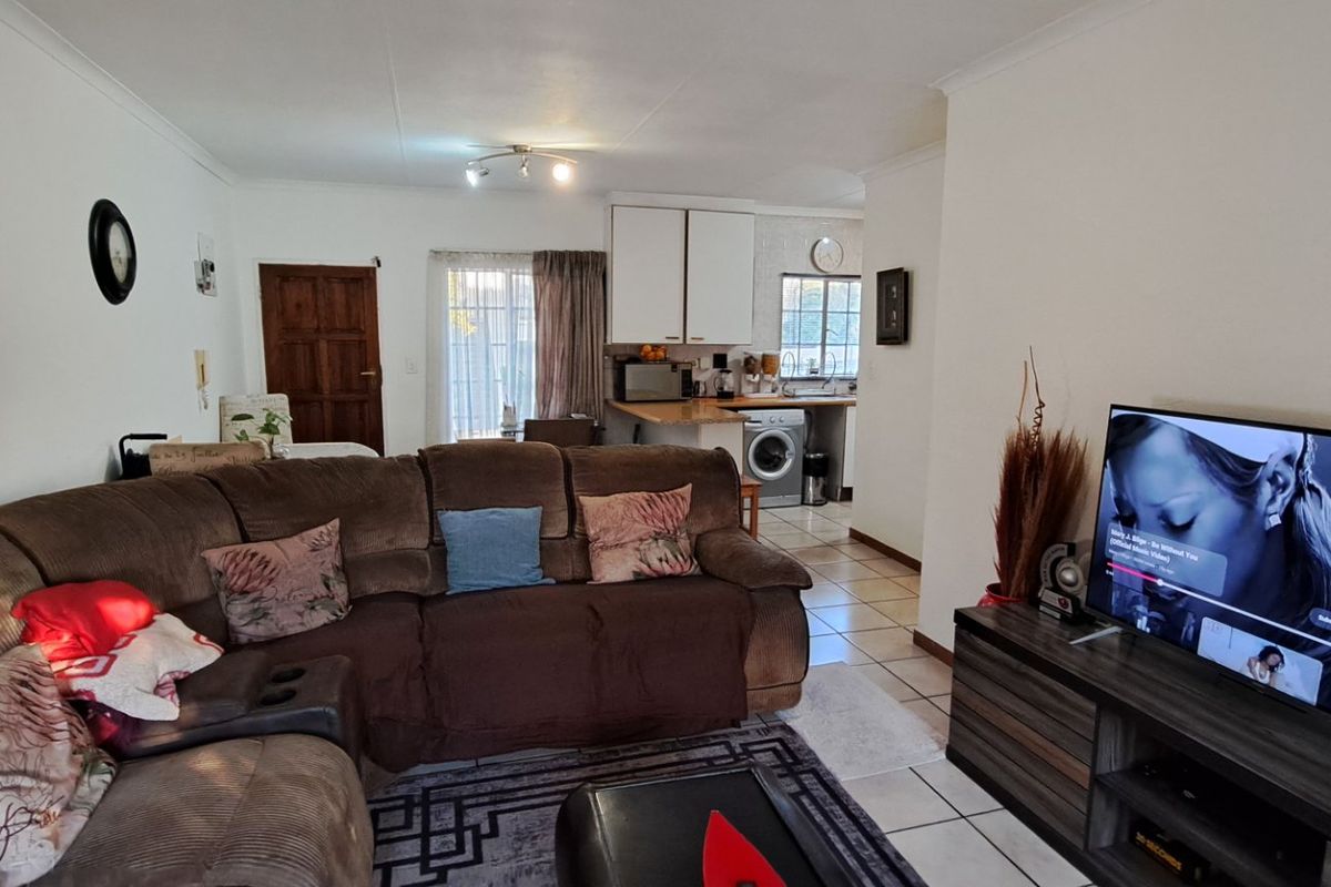 2 Bedroom Townhouse For Sale in Victoria Square - Photo 5