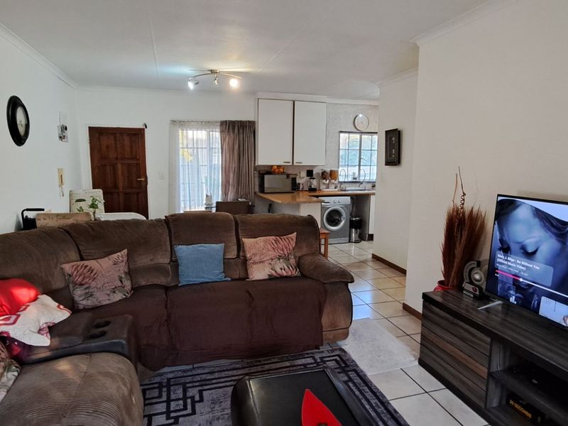 2 Bedroom Townhouse For Sale in Victoria Square - Photo 5