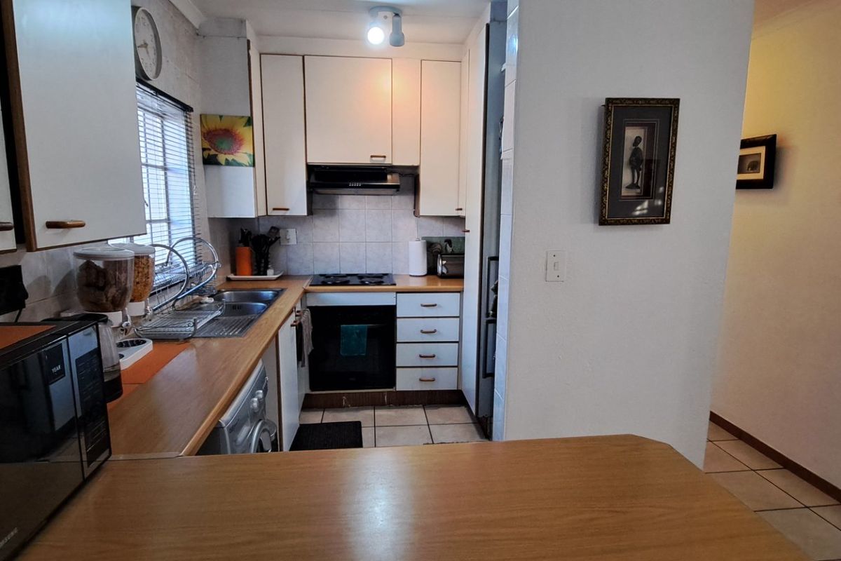 2 Bedroom Townhouse For Sale in Victoria Square - Photo 3