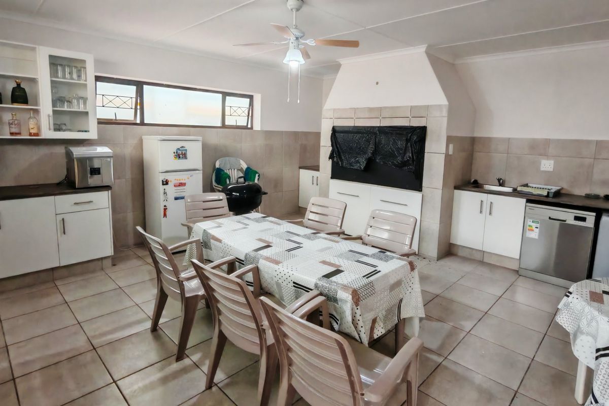 Charming Five Bedroom Holiday Home Close to the Beach. - Photo 2