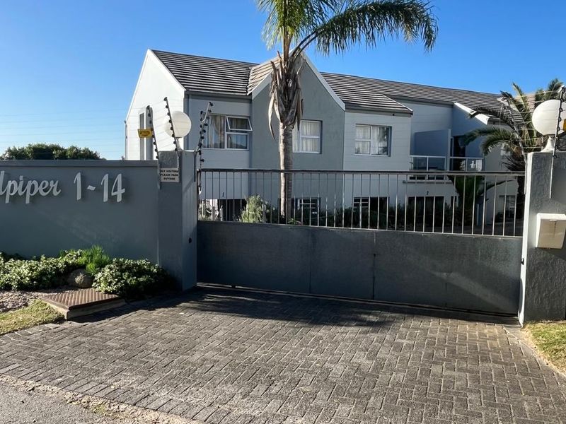 Amazing Opportunity For Sale 2 Bedroom Apartment in Aston Bay   - Photo 2