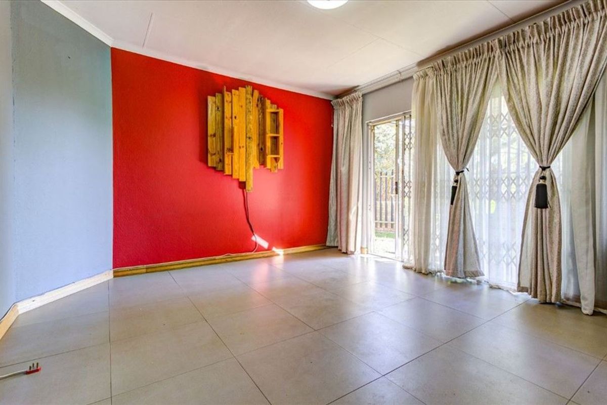 Charming 3-Bedroom Home with Double Garage - Photo 2