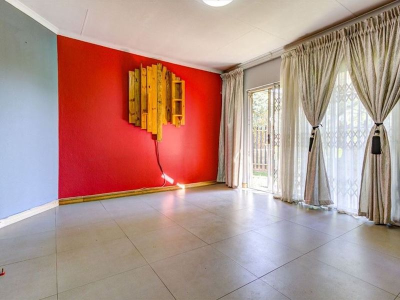 Charming 3-Bedroom Home with Double Garage - Photo 2