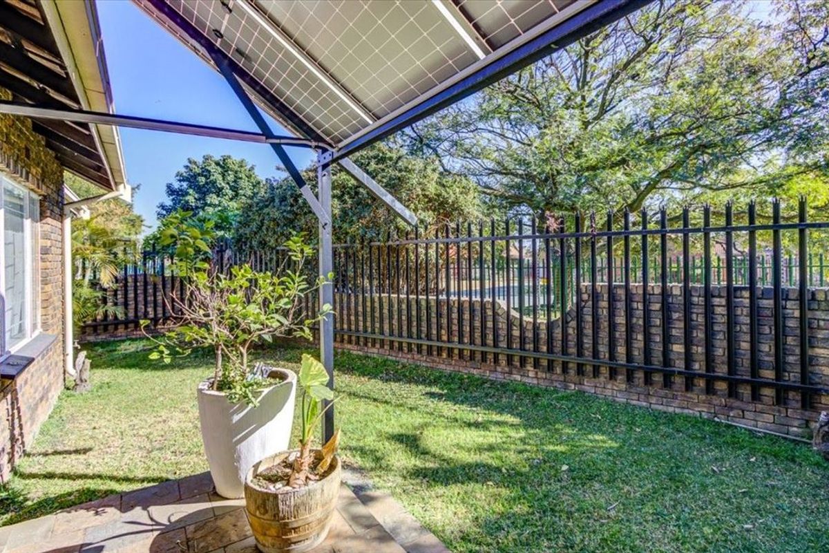 Charming 3-Bedroom Home with Double Garage - Photo 3