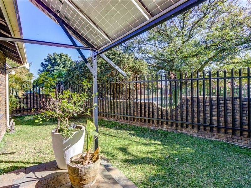 Charming 3-Bedroom Home with Double Garage - Photo 3