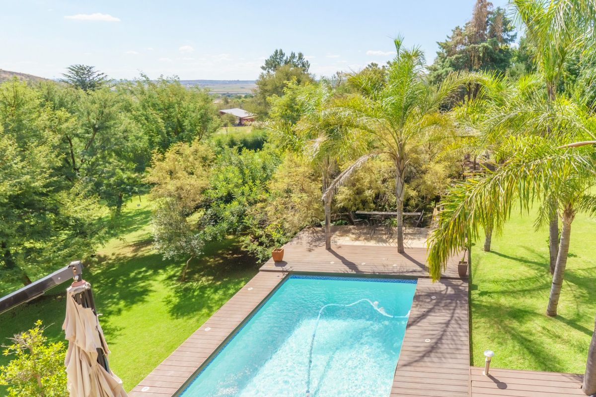 AN ARCHITECTURAL MASTERPIECE! - Photo 2