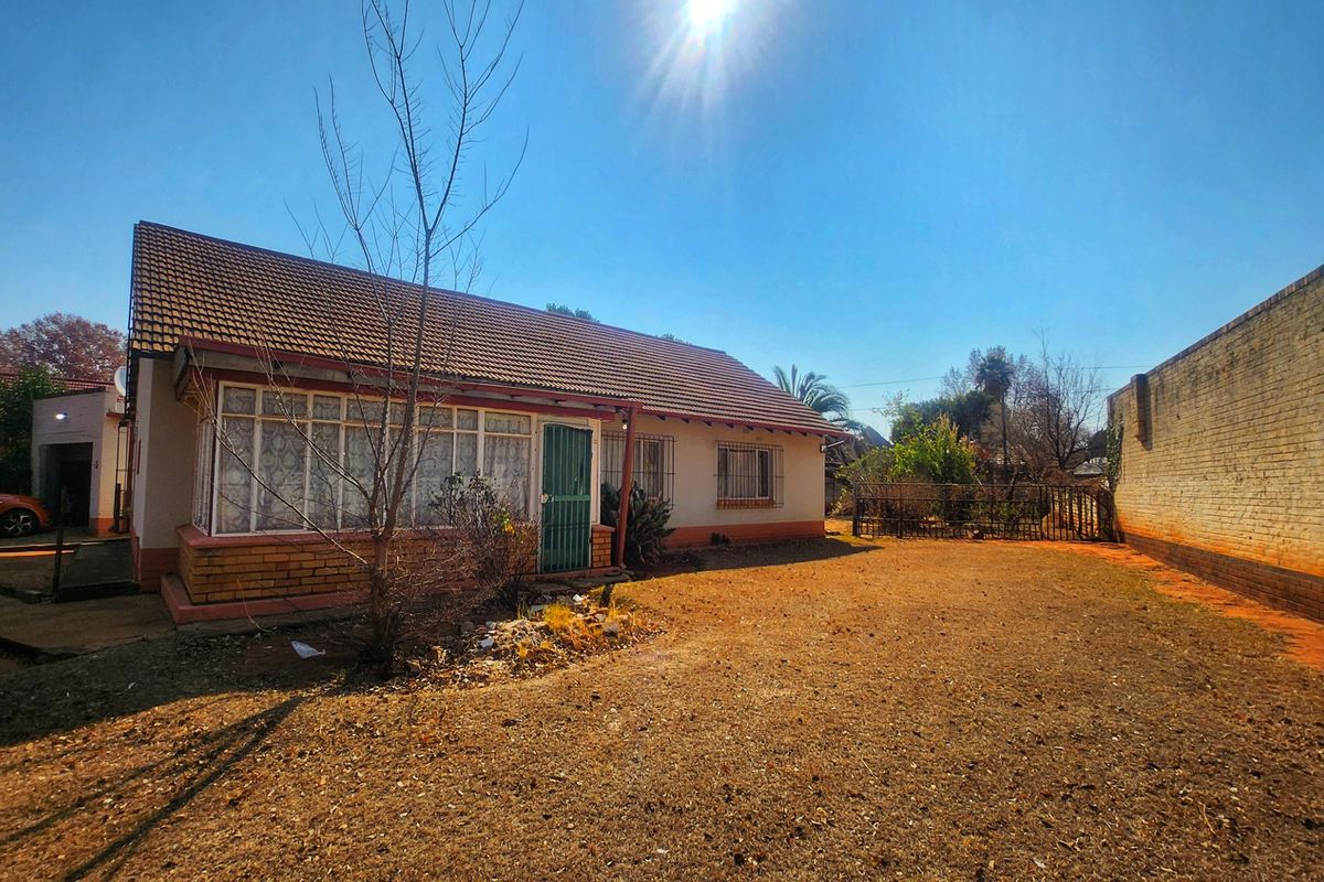 Neat  3-Bedroom Home with Modern Upgrades - Photo 2