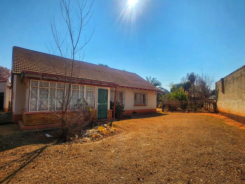 Neat  3-Bedroom Home with Modern Upgrades - Photo 2