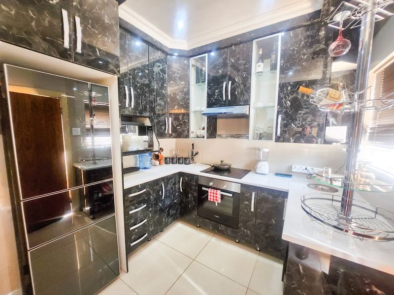 Neat  3-Bedroom Home with Modern Upgrades - Photo 3