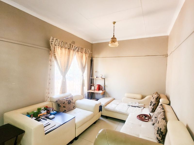 Neat  3-Bedroom Home with Modern Upgrades - Photo 10