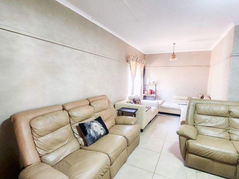 Neat  3-Bedroom Home with Modern Upgrades - Photo 9